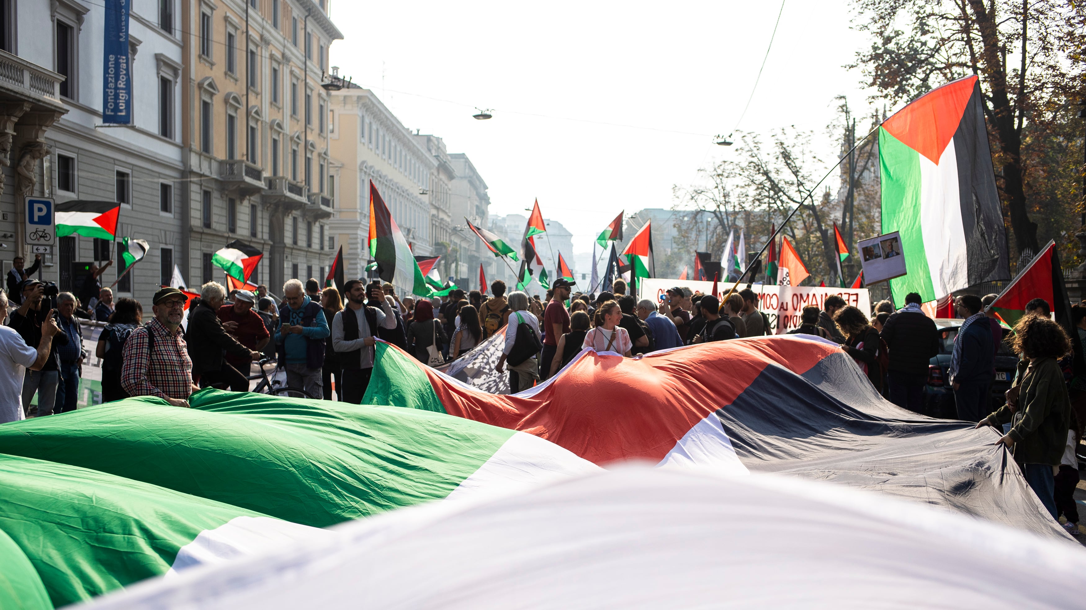 Dai cortei anti-Israele alla macchina spietata del racket