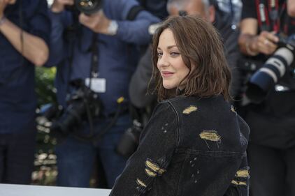 Marion Cotillard fetish al Festival di Cannes tra jeans e borchie ai tacchi 7