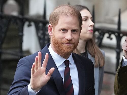Harry perde la causa contro il Daily Mail: ora rischia un conto da 50 milioni di sterline. Lui: "È insabbiamento"