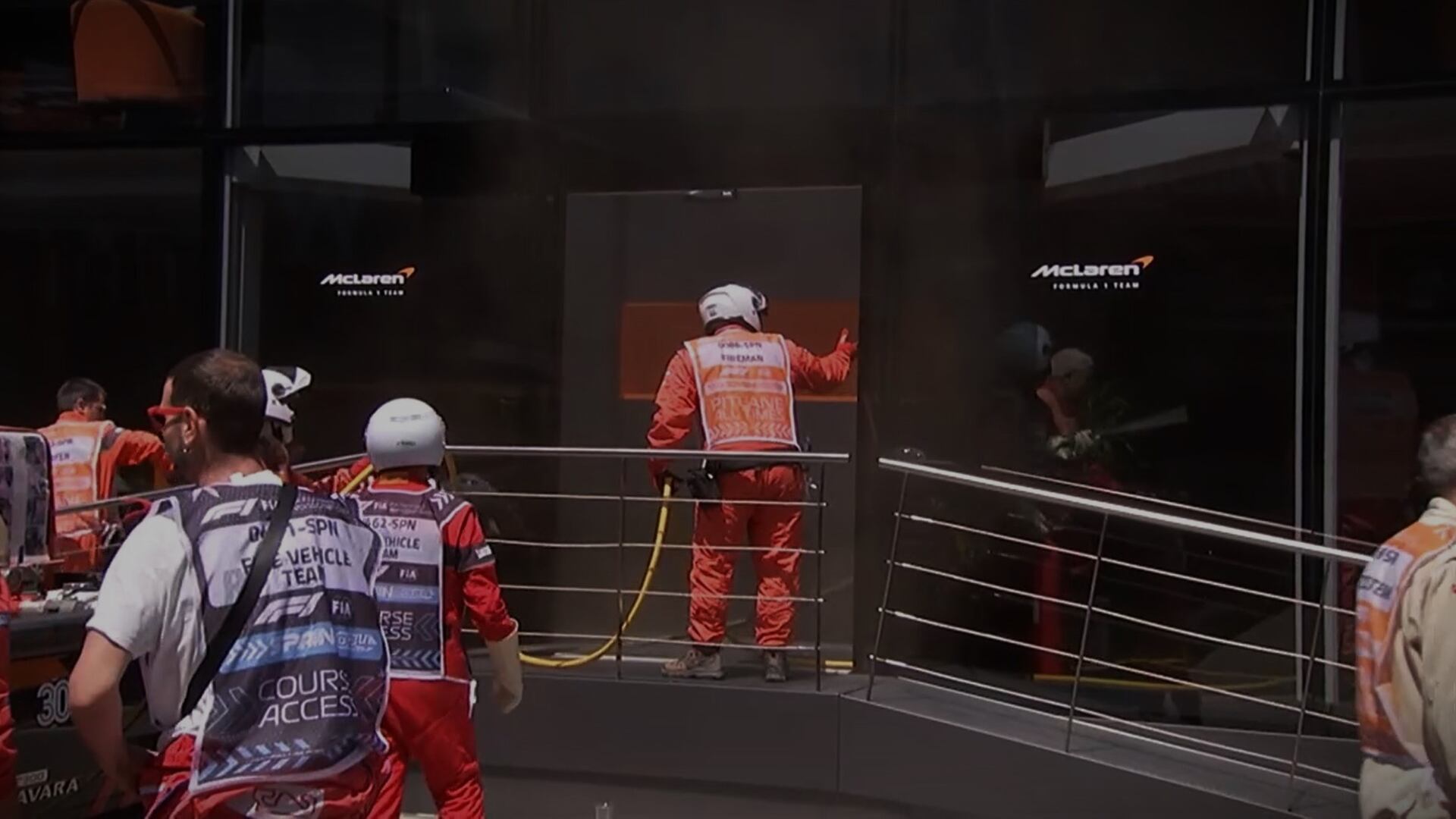 Formula 1, rogo nell'hospitality della McLaren. Paura nel paddock: pompieri intossicati