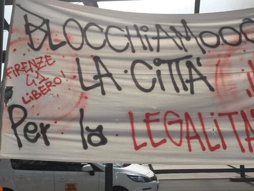Scontro taxi-Uber: auto bianche ferme in tutta Milano
