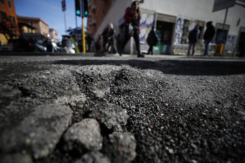 Gli interventi dei vigili urbani per chiudere le buche sulle strade della Capitale 13