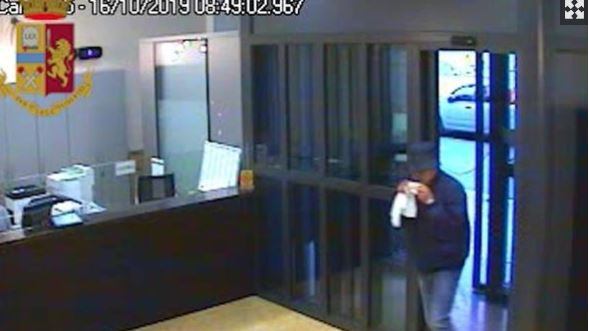 Esce dal carcere in semilibertà e rapina una banca a Bergamo