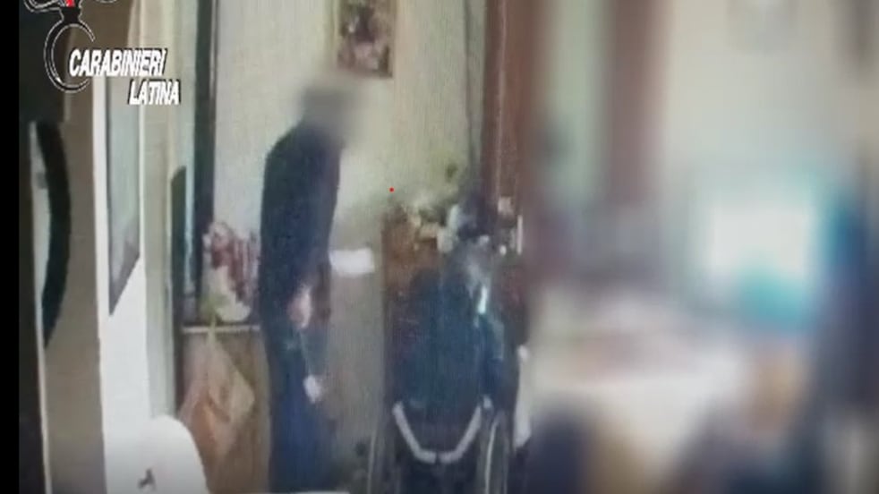 Le botte con un mestolo alla madre invalida: arrestato il figlio aguzzino