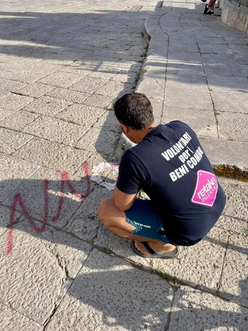Sporcato il pavimento davanti la tomba di Falcone 1