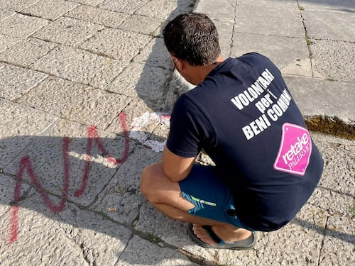 Vandalizzato il pavimento davanti la tomba di Falcone: volontari lo ripuliscono