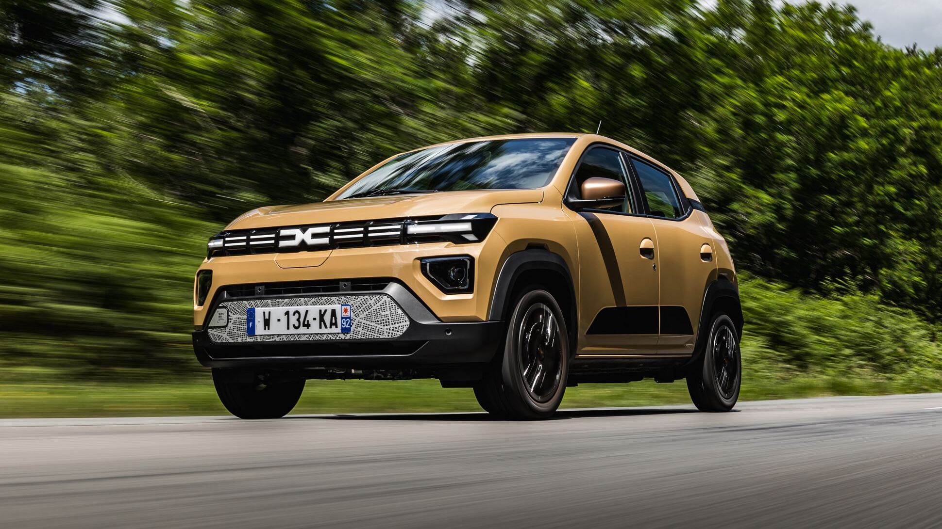 Nuova Dacia Spring regina elettrica in città: la piccola auto che turba i sogni di Musk