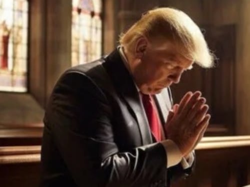 Bufera su Trump che prega: cosa rivela il dettaglio nella foto