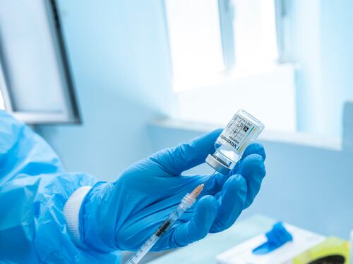 Contagi in aumento ma in calo ricoveri e terapie intensive. "Sprint sui vaccini"