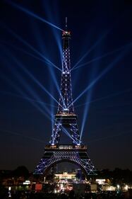 La Tour Eifell si colora per i suoi 130 anni 9