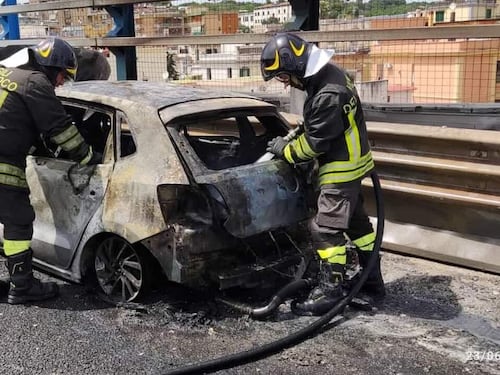Napoli, auto esplosa in tangenziale era un'ibrida. I familiari dei feriti: "Vogliamo la verità"