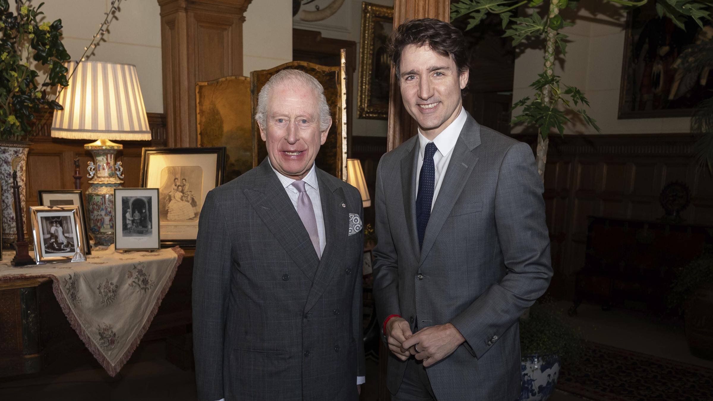Il vestito rosso, l’acero, la spada: Carlo difende il Canada contro Trump