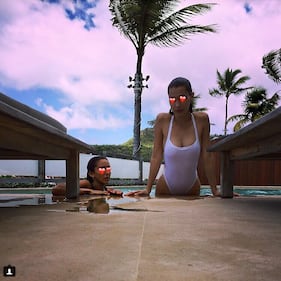 Bella Hadid si mostra in topless 7