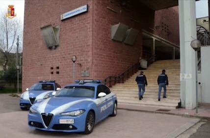 Macomer, donna segregata in casa dal compagno: le immagini choc 3