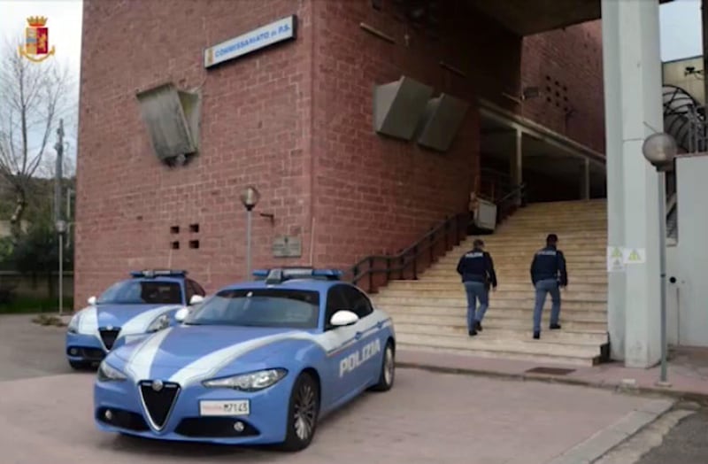 Macomer, donna segregata in casa dal compagno: le immagini choc 3