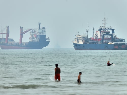Torna la paura nello Stretto. Volano gas e petrolio, le Borse in rosso