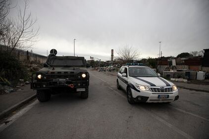 Roma, i militari all'ingresso del campo rom di via Salviati 5