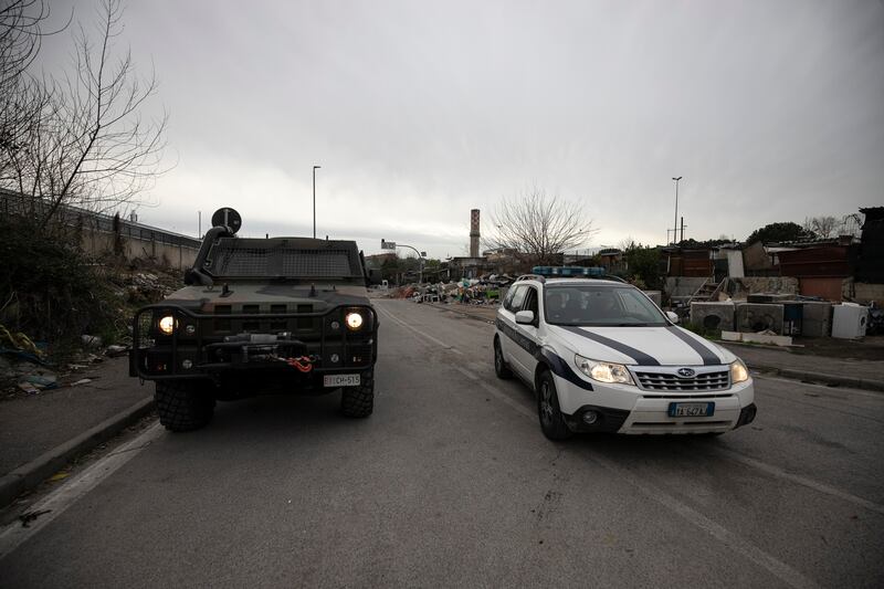 Roma, i militari all'ingresso del campo rom di via Salviati 5
