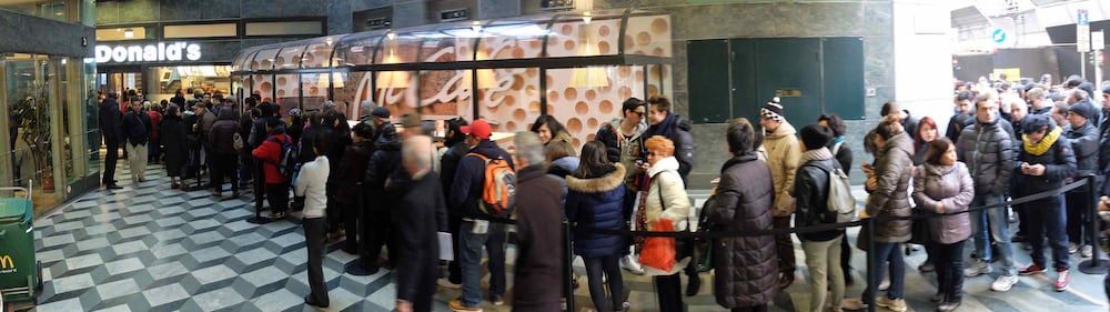 Coda a Milano davanti al nuovo McDonald's 1