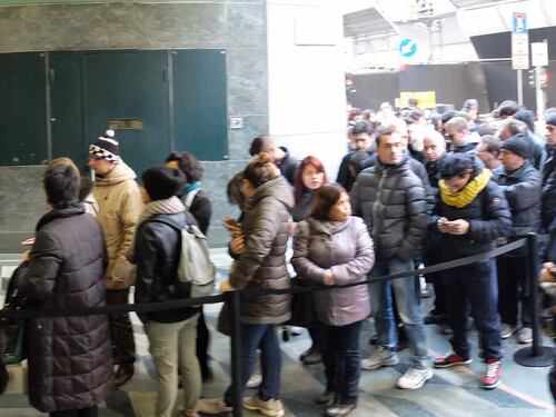 Coda a Milano davanti al nuovo McDonald's