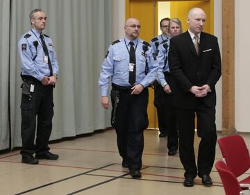 E Breivik in aula fa il saluto nazista 5