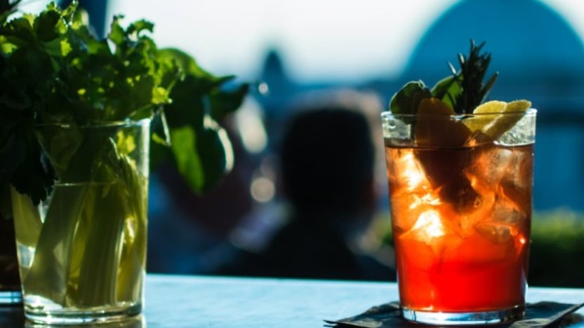 Gin, il re bianco dei cocktail raddoppia e conquista Milano