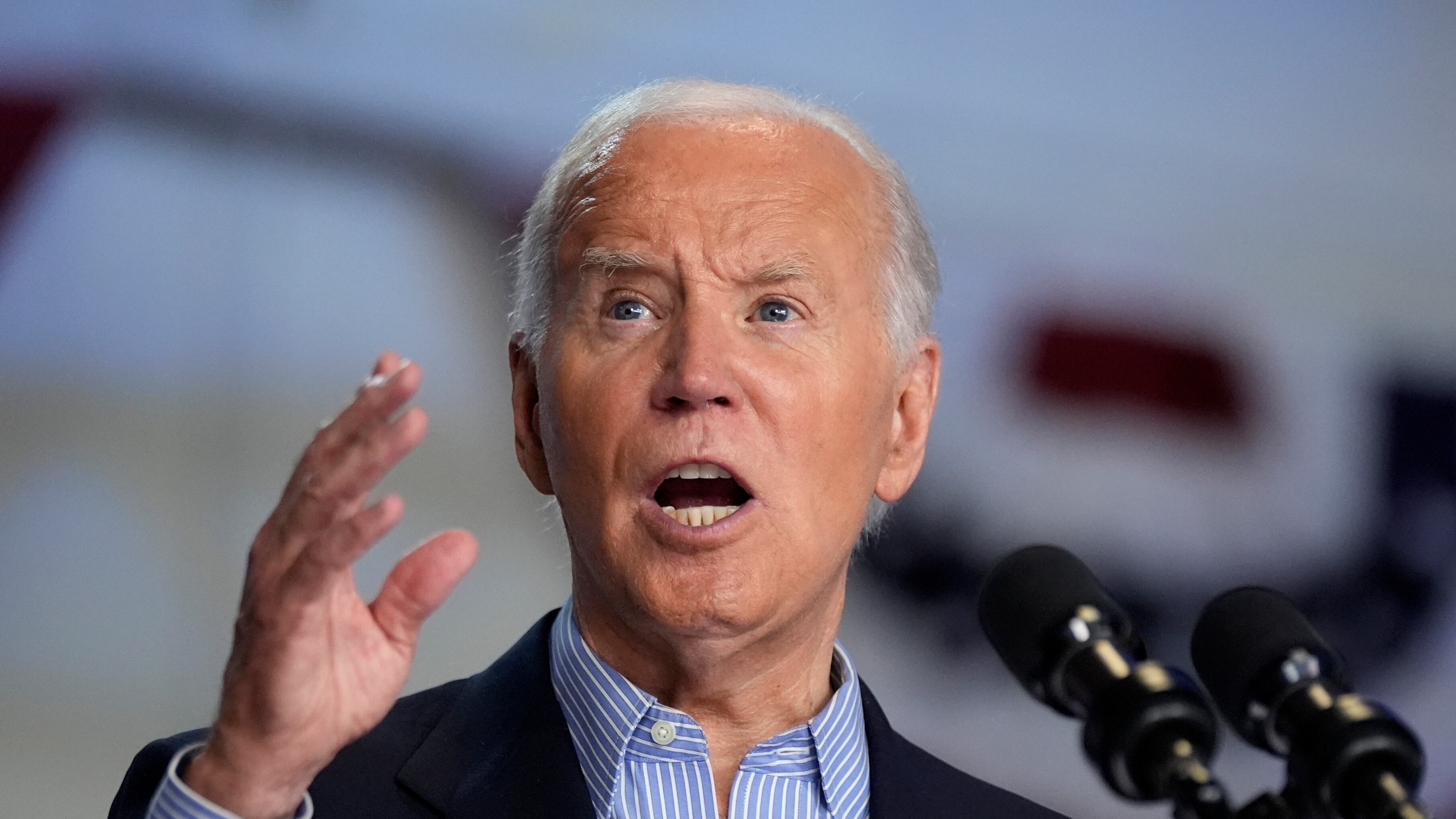 Biden non pensa al ritiro: "Solo se me lo chiede l'Onnipotente"