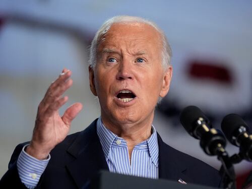 Biden non pensa al ritiro: "Solo se me lo chiede l'Onnipotente"