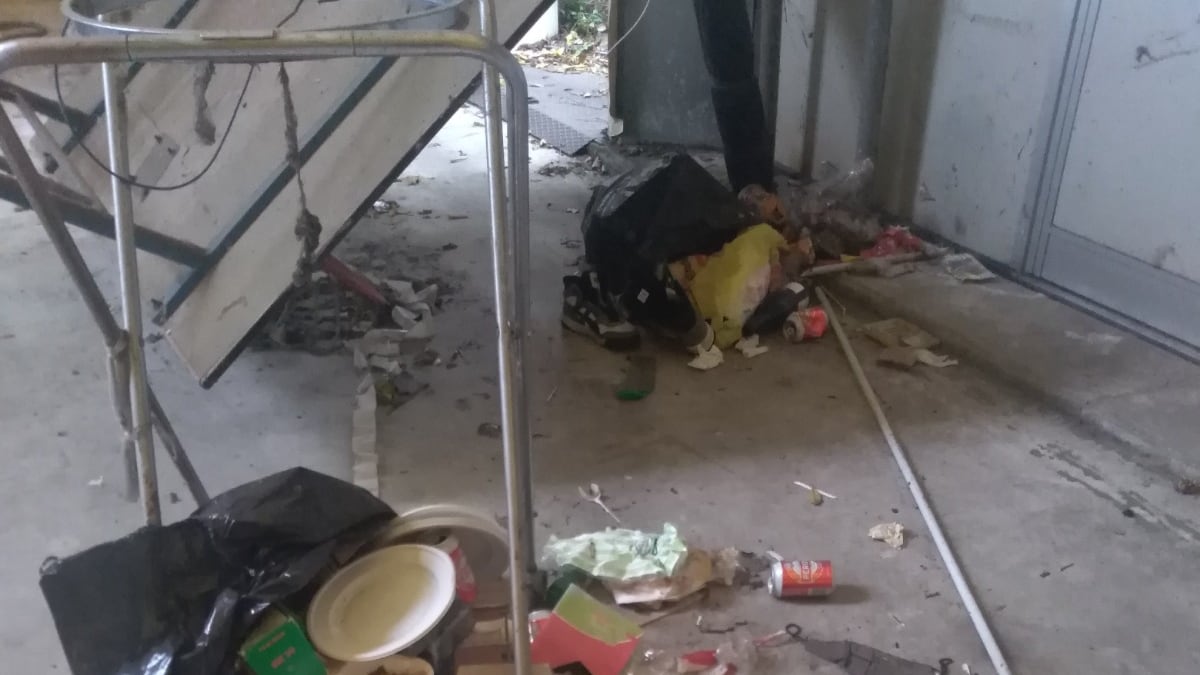 "Avanzi di cibo, incendi e minori". Così l'ex liceo di Milano diventa rifugio per gli stranieri