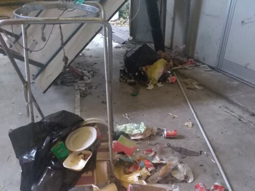 "Avanzi di cibo, incendi e minori". Così l'ex liceo di Milano diventa rifugio per gli stranieri