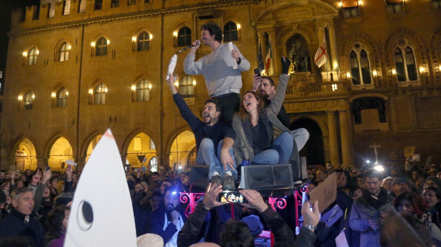 "I poteri forti dietro le sardine: ci sono lobby gay ed ecologisti"