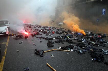 I black bloc si cambiano d'abito e fuggono 4