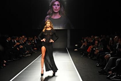 Belen Rodriguez, le mutandine bianche alla sfilata 16