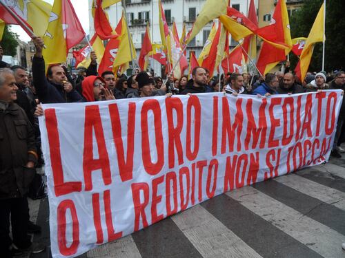 La piazza palermitana è la prima a riempirsi per difendere il Reddito di cittadinanza