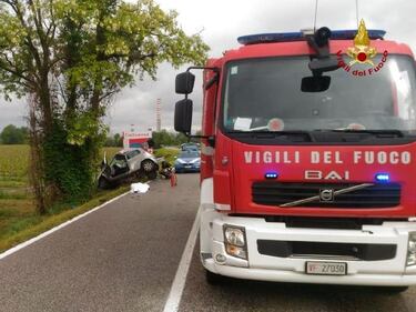 Incidente terribile: auto tagliata in due da guardrail 4