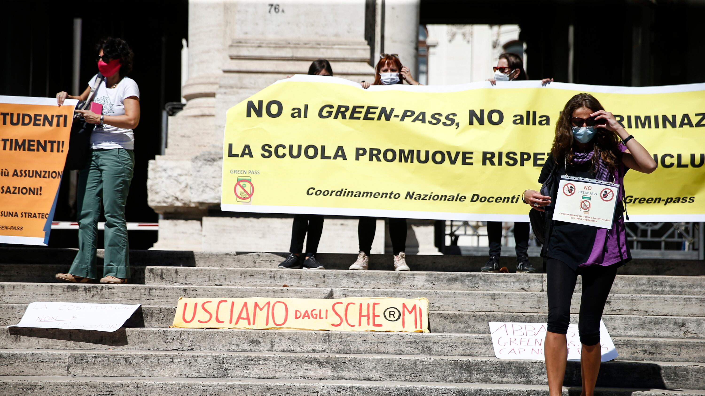 Il trucco dei prof senza green pass: perché l'esenzione è stata respinta