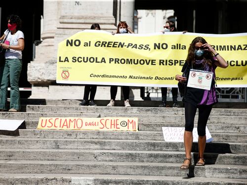 Il trucco dei prof senza green pass: perché l'esenzione è stata respinta