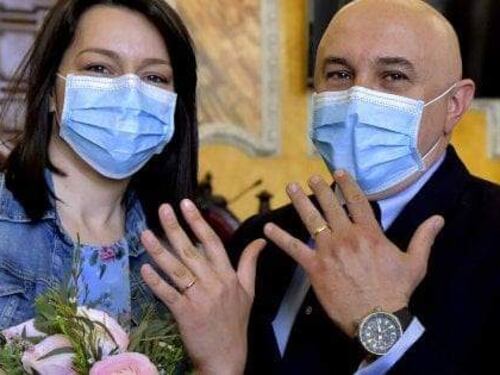 Coronavirus, due medici si sposano: "Matrimonio in tempi di guerra"