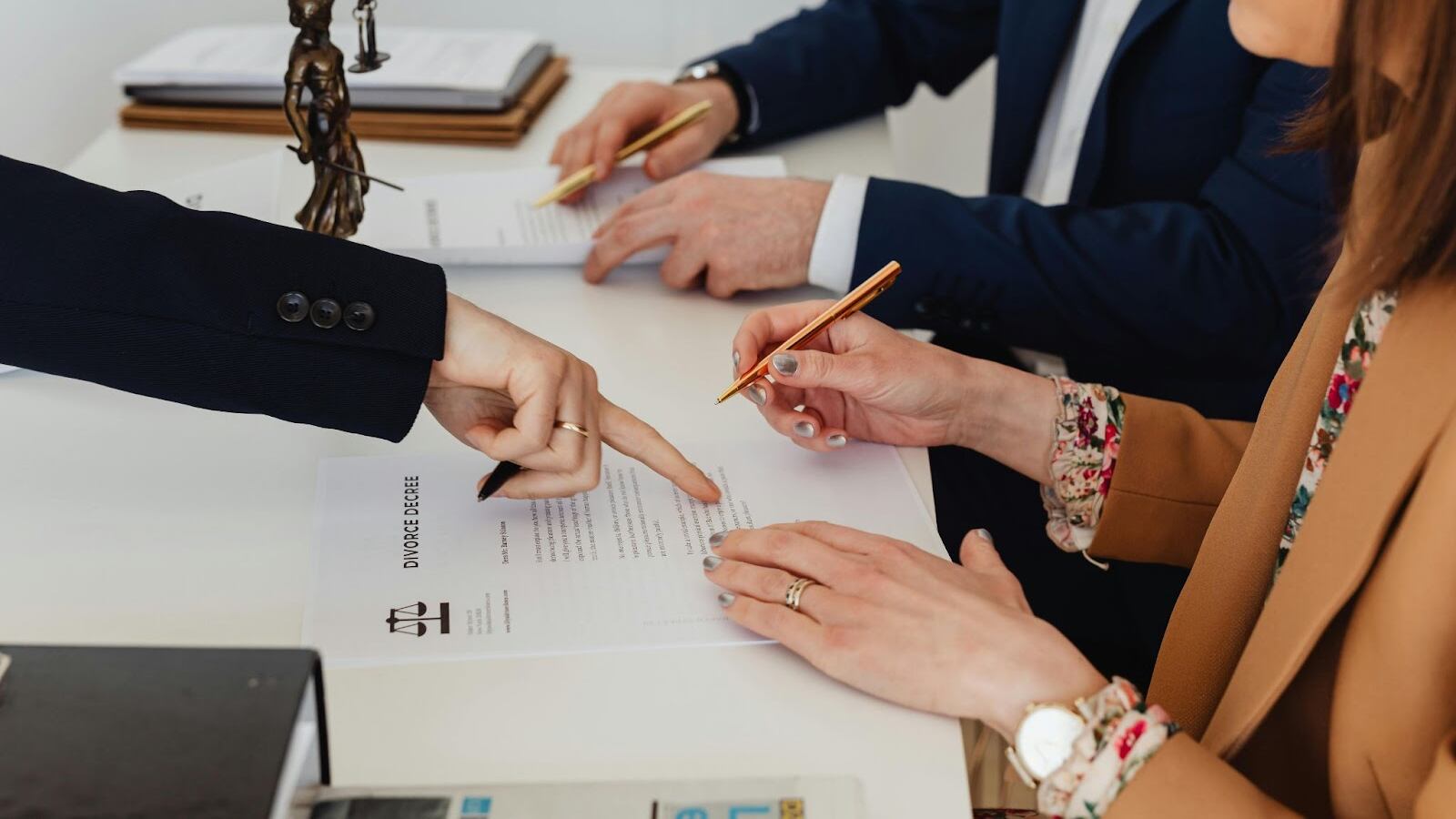 Convivenza dopo la separazione: stop all'assegno e onere della prova a carico dell'ex coniuge