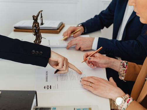 Convivenza dopo la separazione: stop all'assegno e onere della prova a carico dell'ex coniuge
