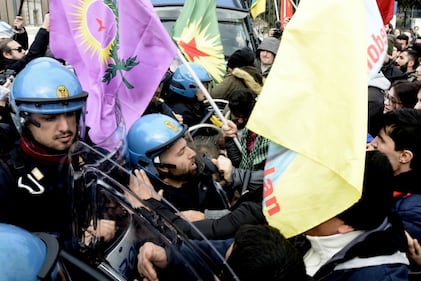 A Roma scontri alla manifestazione contro Erdogan 1