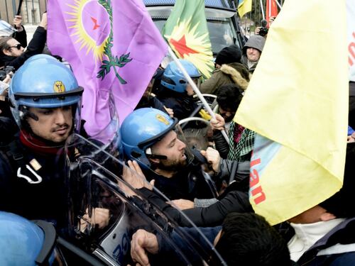 A Roma scontri alla manifestazione contro Erdogan