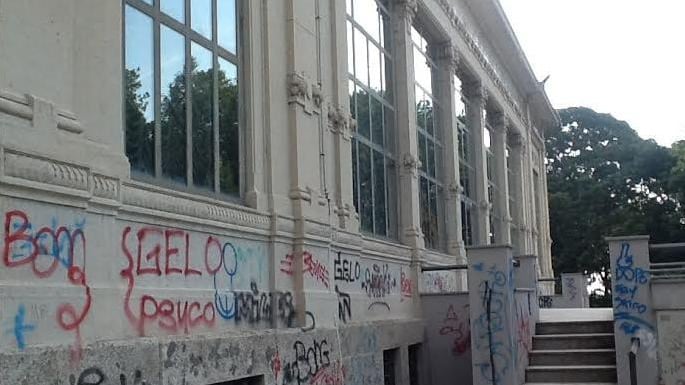 Palazzina Liberty, ecco lo scempio ABBANDONO Nella struttura concerti e letture. Ma il Comune perché non interviene?