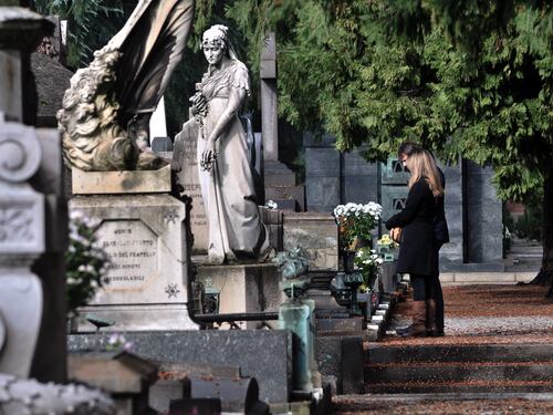 Comune senza soldi: si dovrà pagare per visitare i cimiteri