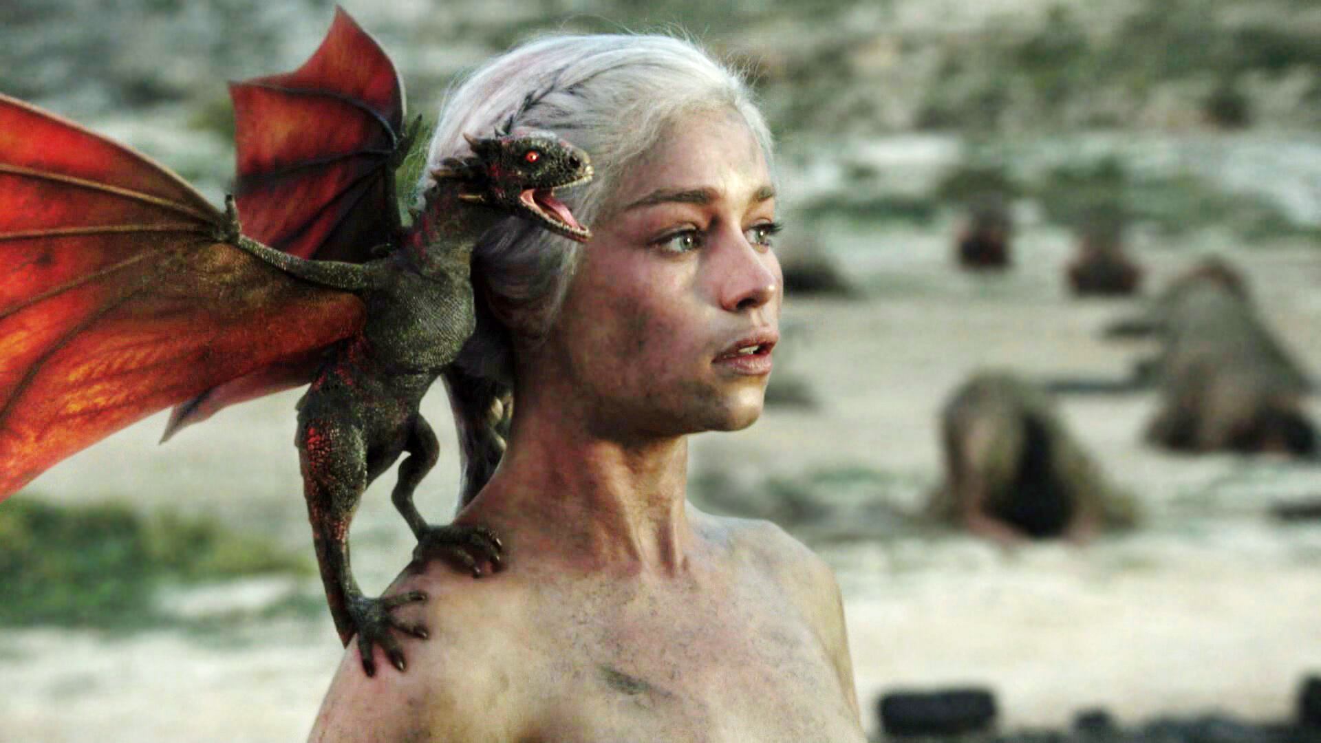 La confessione di Emilia Clarke: "Rischio sempre anche quando mi mostro nuda"