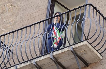 La Raggi si affaccia dal balcone del Campidoglio e si commuove 12