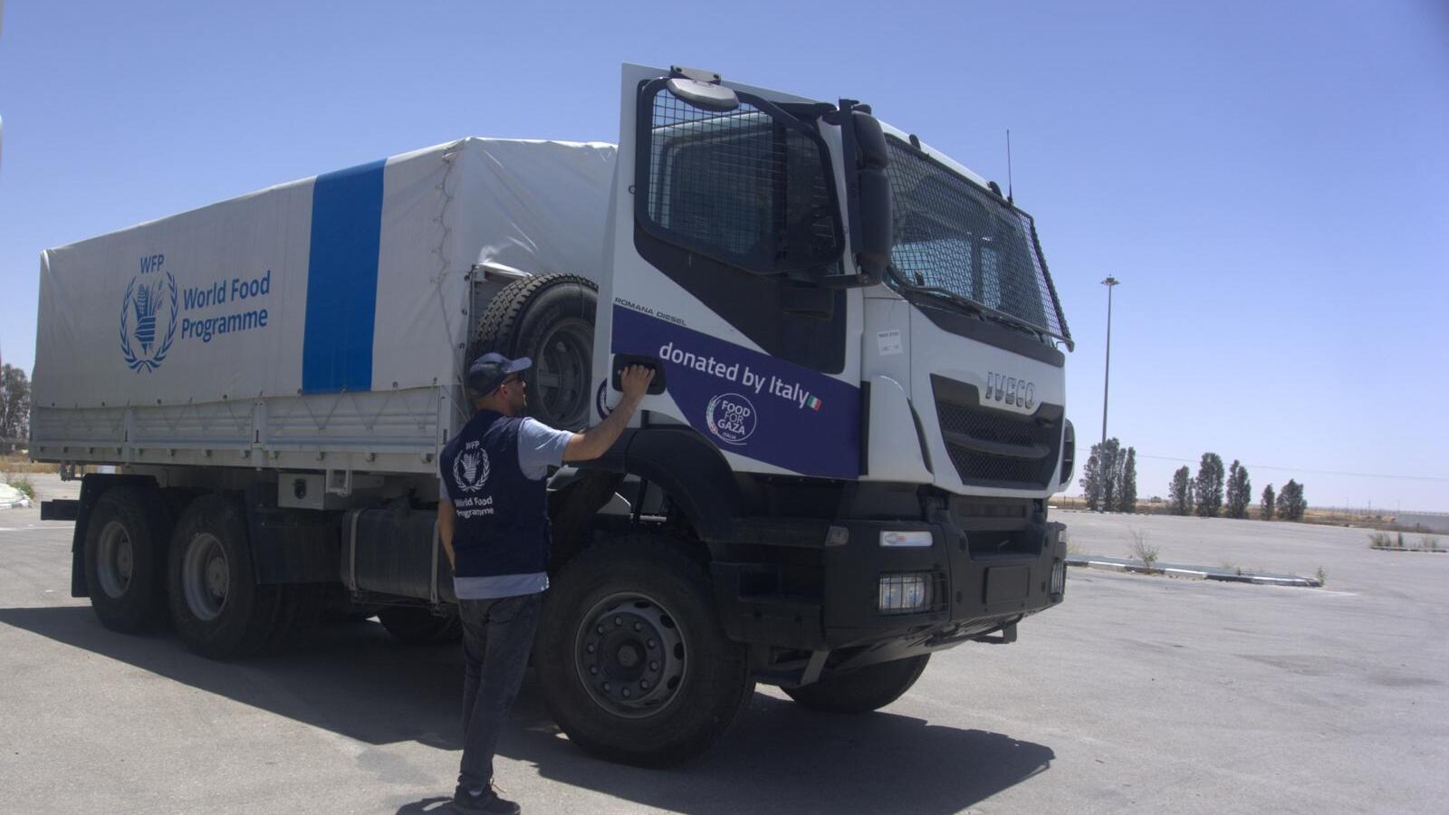 Gaza, entrano i primi camion di aiuti italiani. Croce Rossa: "Uccisi due nostri operatori"