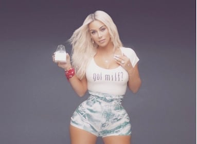 Kim Kardashian, vitino di vespa su Instagram 1