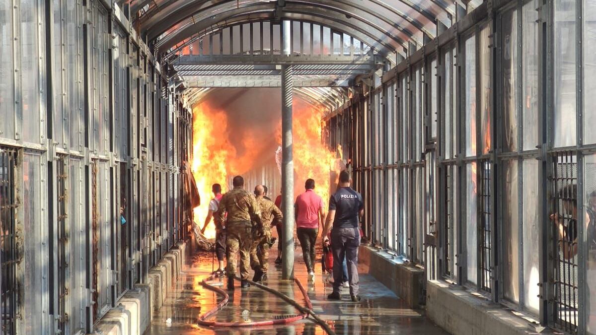 Ancora fiamme nei Cpr: straniero in via di espulsione incendia il centro di Gradisca