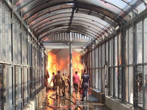 Ancora fiamme nei Cpr: straniero in via di espulsione incendia il centro di Gradisca